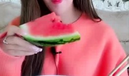 杭州吃瓜姑娘是谁,网络热议背后的真相