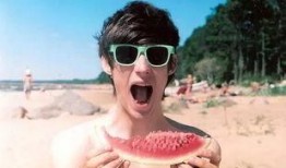 女子微信吃瓜,揭秘网络八卦背后的真相