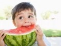 儿童吃瓜流身上,儿童吃瓜流汁的欢乐瞬间