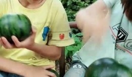 精神小伙吃瓜全集,笑料百出，揭秘娱乐圈幕后故事