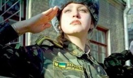 乌克兰女兵视频吃瓜,乌克兰女兵吃瓜视频引发热议