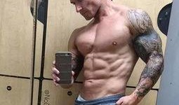 吃瓜纹身男模事件,网络舆论下的形象危机与反思