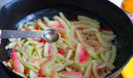 吃瓜有股腥味,吃瓜为何会有腥味之谜